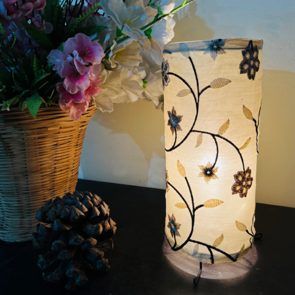 Creamish_Floral_Cloth_withlit Lamp